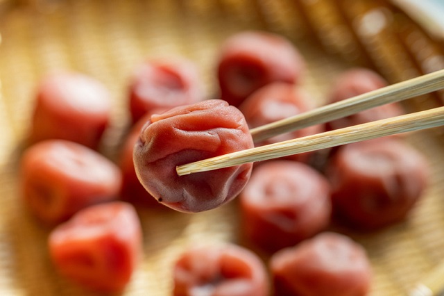 Umeboshi – món ăn kèm phổ biến trong bữa cơm hằng ngày của người Nhật